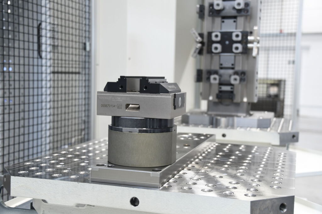 F&uuml;r das maschinenferne R&uuml;sten der Werkst&uuml;cke auf Paletten brachte Gressel eine ganze Reihe von Spannmitteln zum Einsatz: C2-Zentrischspanner, Pyramiden, Gredoc-Nullpunktmodule und -Platten, 5-Achs-Spanner SC5X, S2-Festbackenspanner, Aufspannt&uuml;rme sowie D2