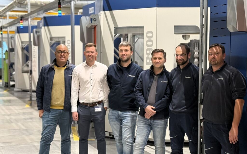 Stehen stellvertretend f&uuml;r das gesamte Projektteam (v.l.): Sokha Hem, Vertriebstechniker AT & DE S&uuml;d bei Gressel, Stefan Rothmeier, Au&szlig;endienstmitarbeiter bei Schunk, Markus Ziegler von der Betriebsmittelkonstruktion, Abteilungsleiter Vitali Schmidt sowie die Maschinenbediener Martin Bollwein und Alexander Bien von Krones.