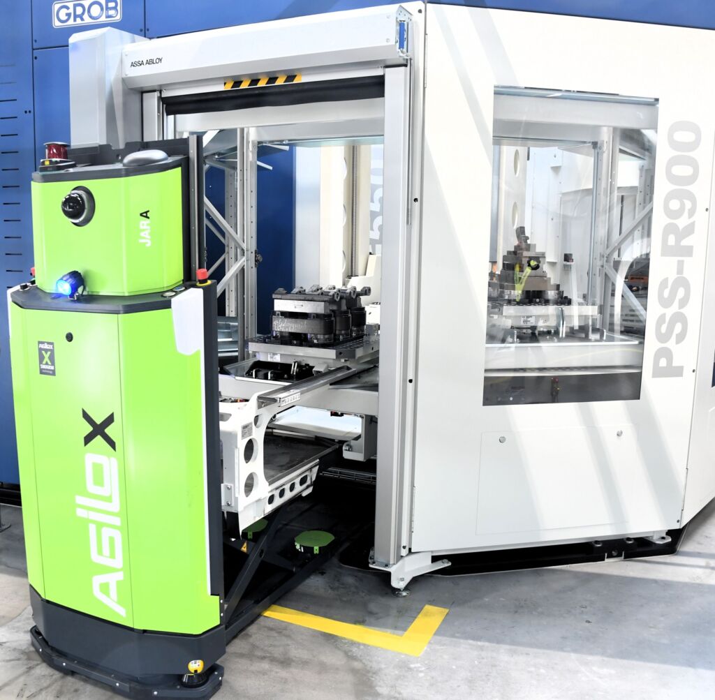 Werkst&uuml;ckkreislauf: Beladen eines Palettenrundspeichers PSS-R900 von Grob per Agilox. Die Bauteile sind in Mehrfachspannung mit S2-Festbackenspannern fixiert.