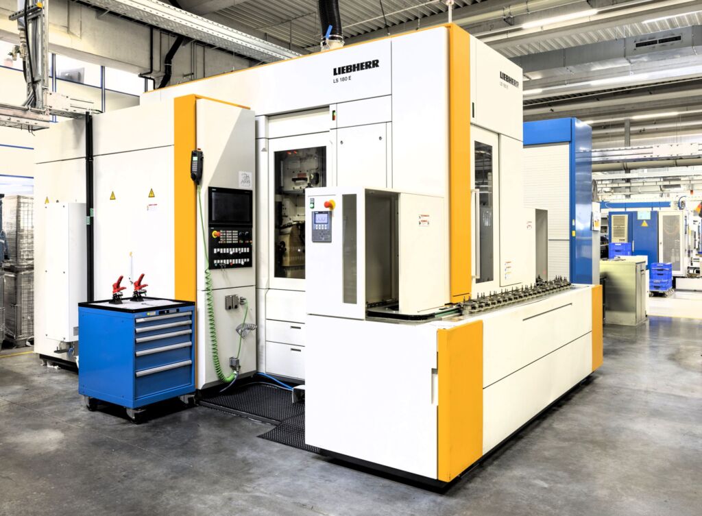 Breites Teilespektrum und kurze R&uuml;stzeiten beim W&auml;lzsto&szlig;en mit der LS 180 E.