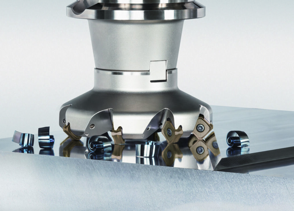 Mit dem durchdachten Klemmsystem, drei einsetzbaren WSP-Geometrien in nur einem Plattensitz und optimierten Spanformern bef&auml;higt der DoTriple-Mill von Tungaloy zu stabilen Prozessen und flexiblen Fr&auml;sstrategien.