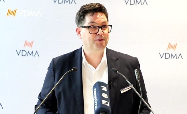 &bdquo;B&uuml;rokratie h&auml;ngt wie ein M&uuml;hlstein um den Hals der Firmen und bindet Geld und Zeit, die besser in Forschung investiert werden k&ouml;nnten&ldquo;, betonte VDMA-Pr&auml;sident Bertram Kawlath auf der Jahrespressekonferenz des Verbands im Dezember 2025.