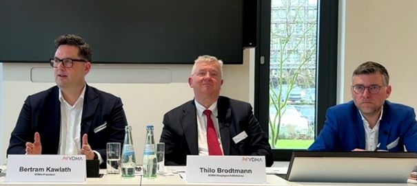 Bertram Kawlath, Hauptgesch&auml;ftsf&uuml;hrer Thilo Brodtmann und VDMA-Chefvolkswirt Dr. Johannes Gernandt (v.l.) gaben am 9. Dezember in Frankfurt am Main detaillierte Einblicke &uuml;ber den aktuellen Stand im Maschinen- und Anlagenbau. 