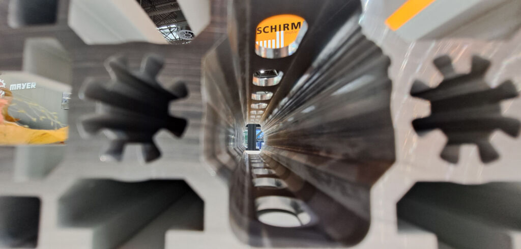 Die exakt auf Produktionsanforderung und Werkstoff abgestimmten Durchlaufzentren f&uuml;r die pr&auml;zise Profilbearbeitung arbeiten hoch flexibel f&uuml;r unterschiedliche Profilgeometrien und immer mit einer Verschnittoptimierung. 