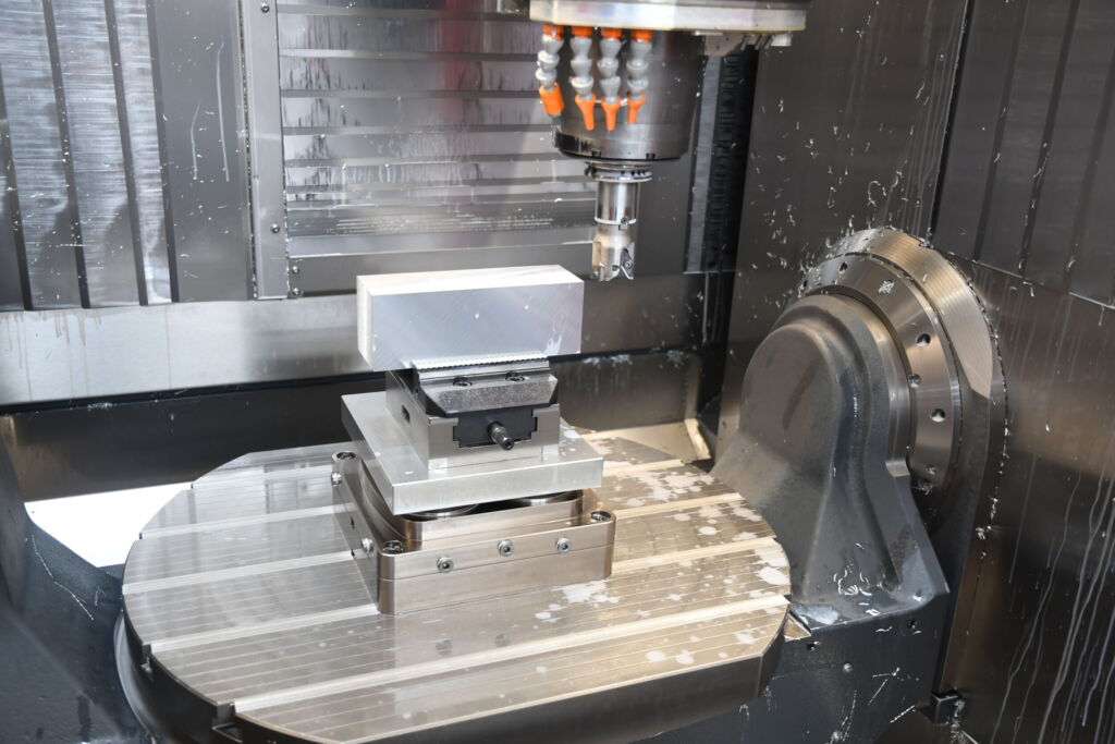 Zentrischspanner von Gressel wie 'Centrinos' oder sein Nachfolger 'C2.0' garantieren bei Heidkamp das flexible, pr&auml;zise sowie stabile Fixieren der Bauteile. Sie befinden sich fest auf den Paletten, womit die Nebenzeiten nahe null liegen.