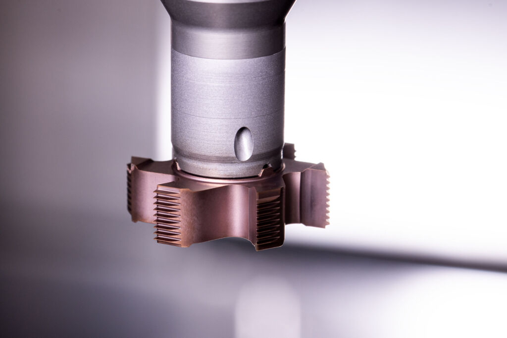 F&uuml;r die Verzahnung der Pinzettenspitze fr&auml;st das Werkzeug 17 Z&auml;hne in einem Fr&auml;sdurchgang.