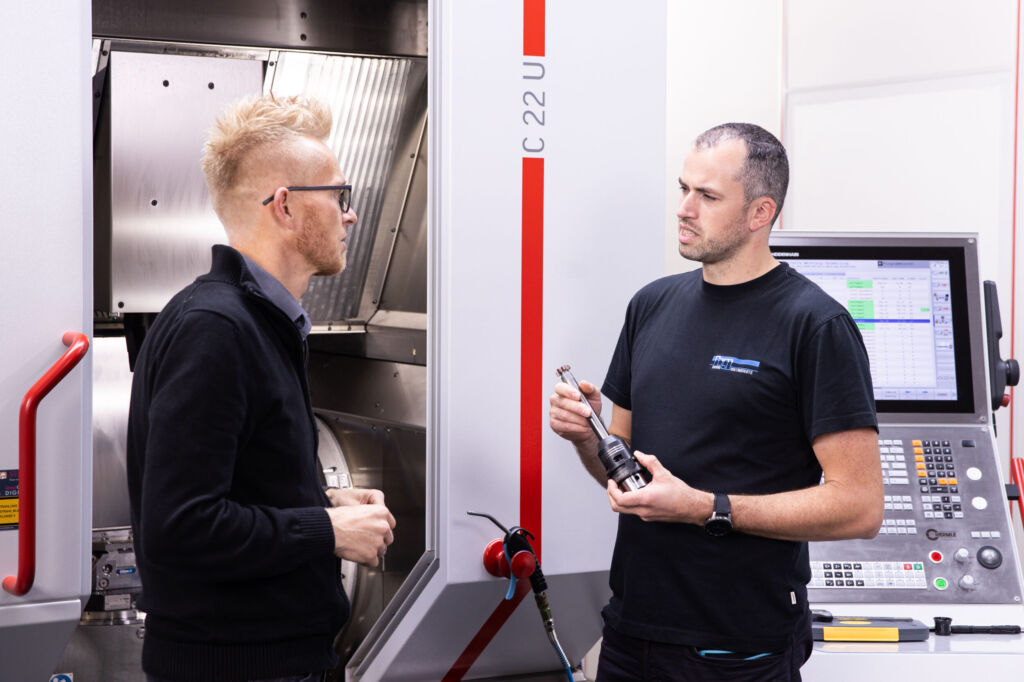 Fanden zusammen die passende L&ouml;sung f&uuml;r den Fr&auml;sprozess: Horn-Anwendungstechniker Stefan Minder im Gespr&auml;ch mit Gesch&auml;ftsf&uuml;hrer Christoph G&ouml;tz. 