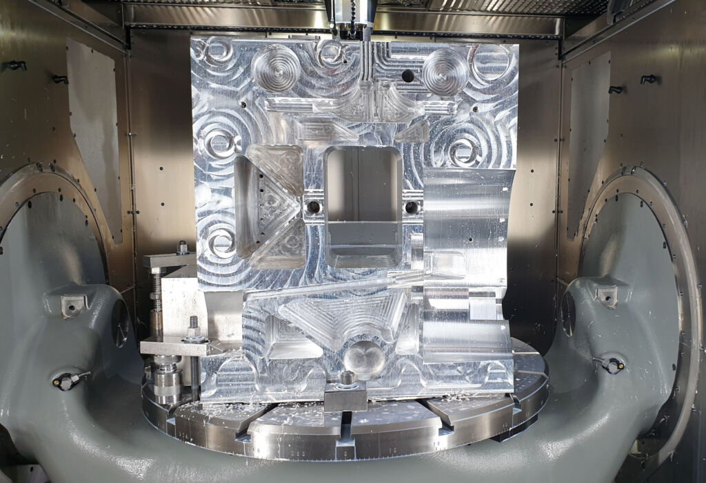 Aus einem 950 x 900 x 850mm gro&szlig;en Aluminiumblock entstand bei Behr ein hochpr&auml;zises Bauteil mit teilweise filigranen Strukturen. 