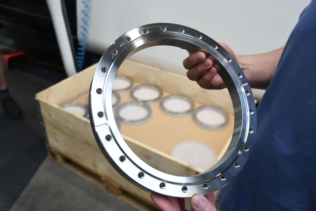 Als Teil einer Geh&auml;usefamilie aus Chrom-Nickel-Stahl 1.4301 setzt Swacrit Systems in diese Ringe eine Reihe von Kernbohrungen, um anschlie&szlig;end M8-Gewinde und Senkungen herzustellen.