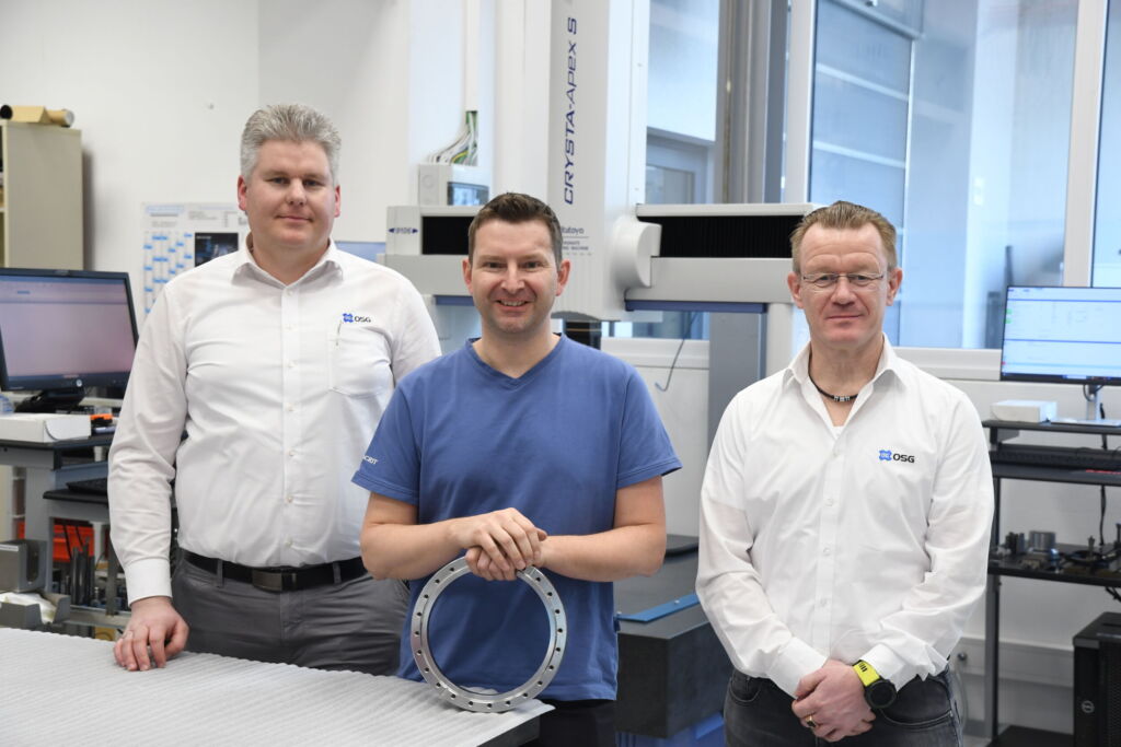 Beim Optimieren der Zerspanungsprozesse ziehen Mario Bliem, Dietmar Raffl und Magnus Hoyer (v.l.) auch verschiedene Technologien mit in Betracht.