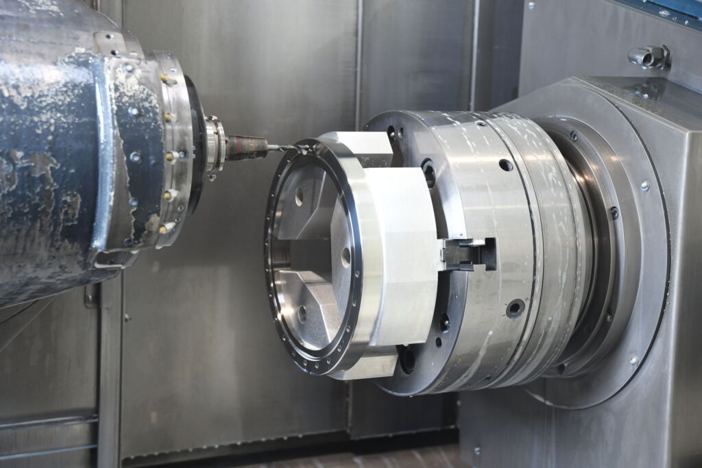 Mit dem Vollhartmetall (VHM)-Bohrer 'Ado-Sus' von OSG werden die Bohrungen prozesssicher mit definierter Standmenge gefertigt. 