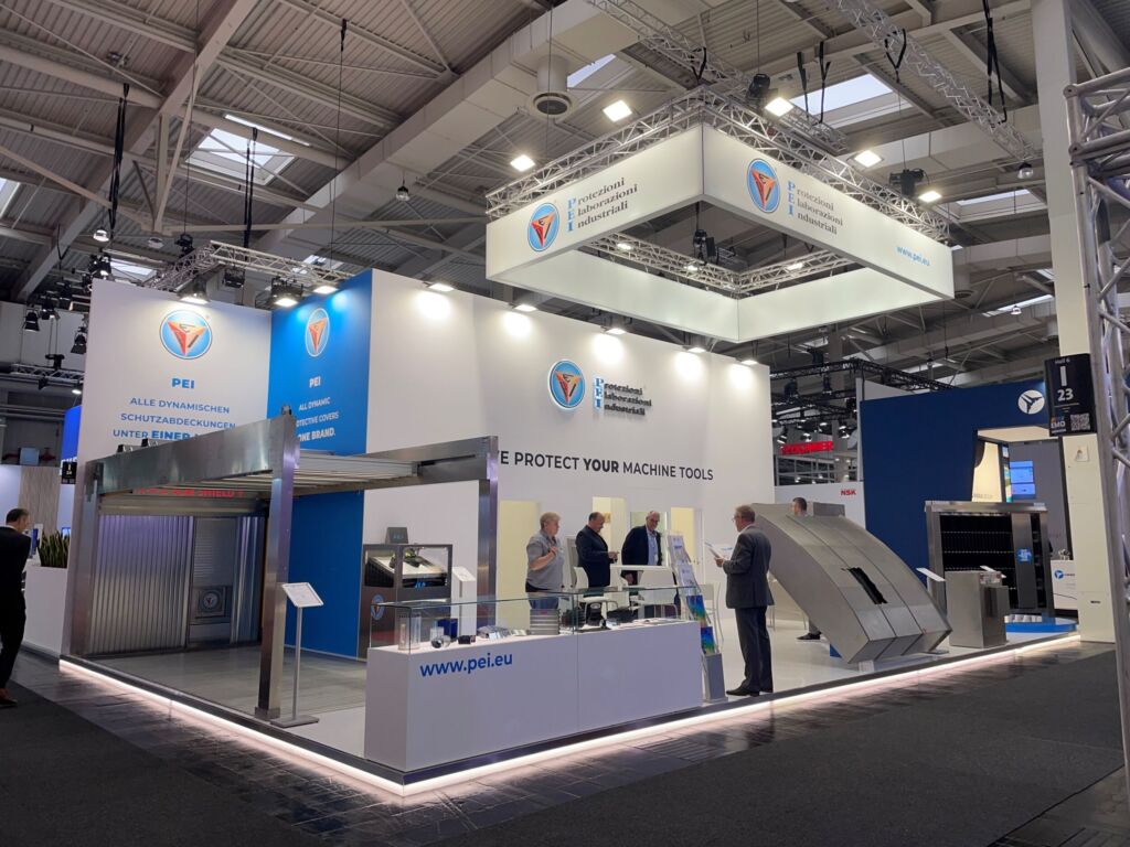 Ein wenig wie die 'Ruhe vor dem Sturm': Messestand EMO 2025 in Hannover beim Veranstaltungsbeginn mit der Neuheit 'Unique Steel Cover EVO'. 