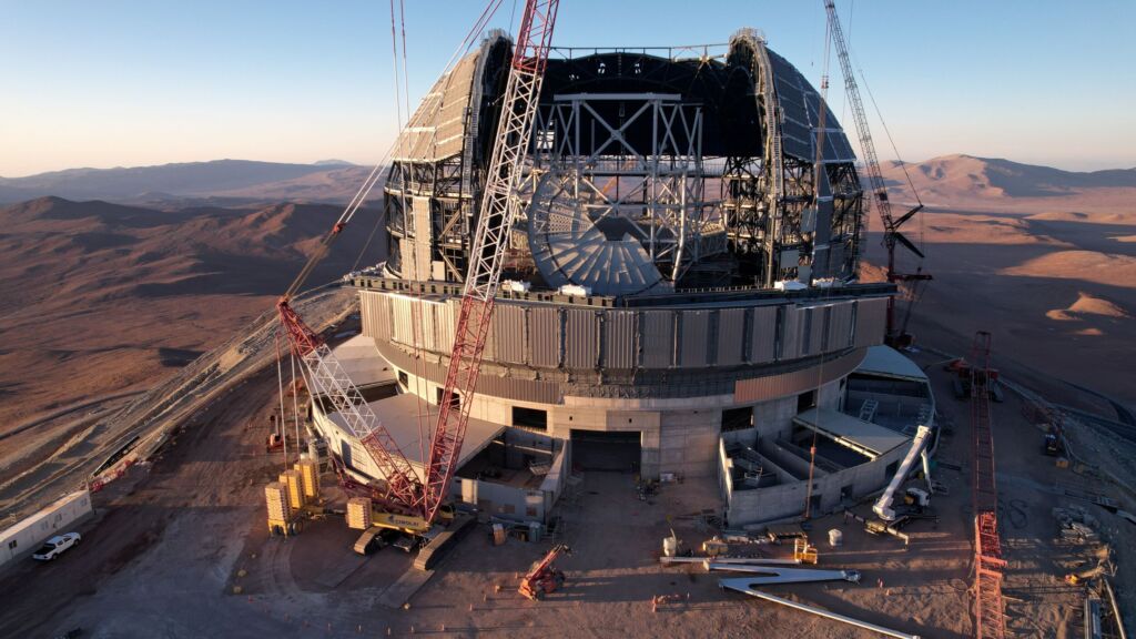 Ein bisschen wie Star Wars: Das Extremely Large Telescope (ELT) in der chilenischen Atacamaw&uuml;ste wird mit einem Spiegeldurchmesser von 39m zum weltgr&ouml;&szlig;ten Teleskop. Bauteile f&uuml;r Messinstrumente bearbeitet die Jakob Behr Maschinenfabrik in M&uuml;nchen. 