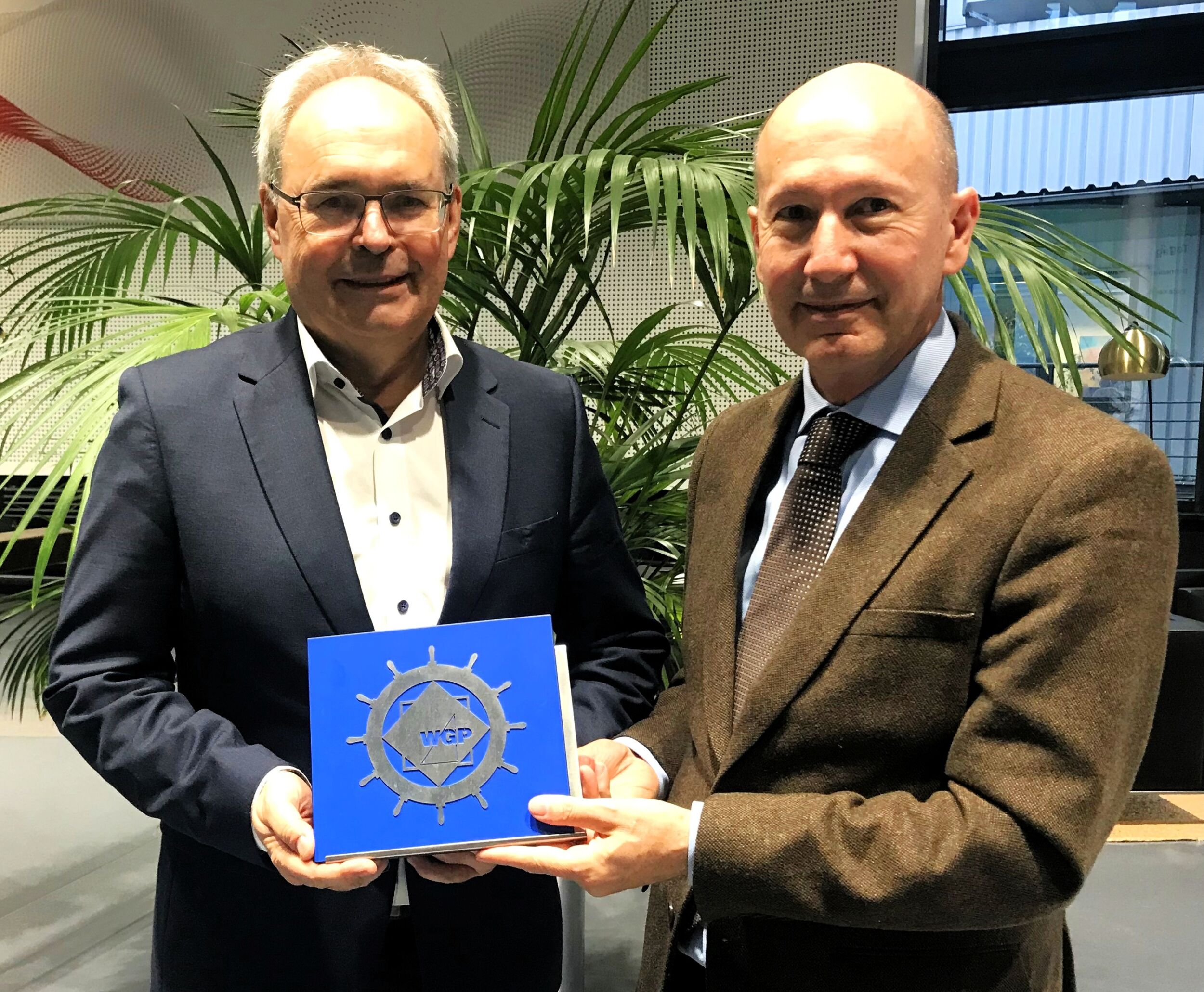 Übergabe des Steuerruders von Prof. Michael Zäh (rechts) an den neuen Präsidenten Prof. Jürgen Fleischer.