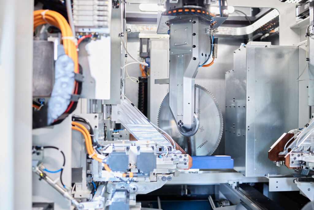 Schirmer konfiguriert kundenindividuelle Produktionsl&ouml;sungen aus einem Baukasten weitestgehend standardisierter Prozessmodule - im Bild: ein S&auml;gemodul. 