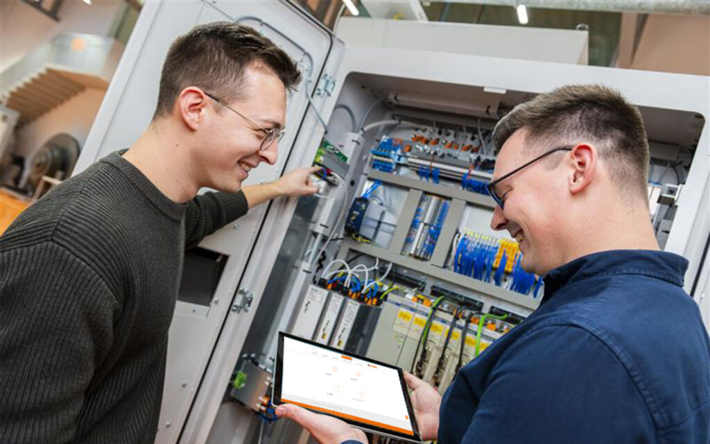 KI einfach sinnvoll nutzen: Innerhalb des 'Vollmer Smart Hubs' lassen sich &uuml;ber den Chatbot Vollmer.GPT verschiedene Informationen abfragen, z.B. die Anzahl der fertigten Produkte &uuml;ber einen bestimmten Zeitraum oder auch die Auslastung der Maschinen.