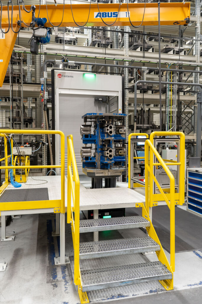 Eine der insgesamt vier Be- und Entladestationen: Jede Fertigungslinie am Standort in Kerpen erhält mindestens ein mit dem flexiblen Fertigungssystem (FFS) hergestelltes Bauteil.