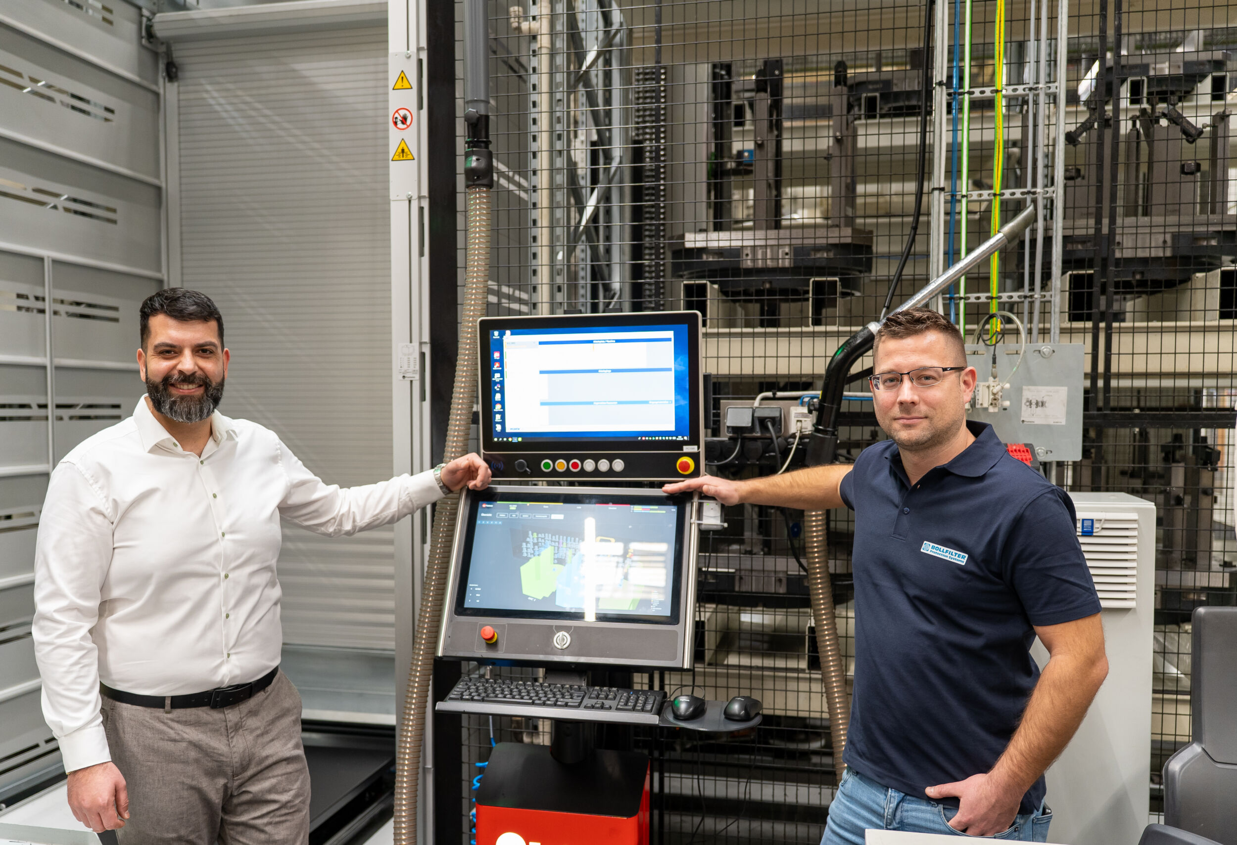 Dominik Wierscheim, Meister der elektrischen Instandhaltung bei Boll & Kirch Filterbau in Kerpen (r.) sowie Nebo Petrovic, Head of Service Execution bei Fastems, entwickelten gemeinsam ein individuelles Servicekonzept.