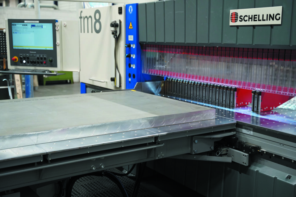 Modulare Bauweise und kundenspezifische Abmessungsbereiche: Die beiden fm8-330-S&auml;gen von IMA Schelling sind f&uuml;r eine Plattenh&ouml;he von 150mm und eine nominale Schnittl&auml;nge von 3.300mm ausgelegt - besonders geeignet f&uuml;r Aluminiumplatten.