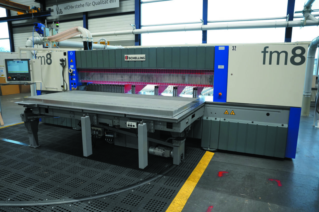 Gleicherma&szlig;en flexible wie exakte Handhabung: Pr&auml;zisionss&auml;ge fm8 mit mehr Klemmern und barrierefreiem Drehtisch beim schweizerischen Aluminiumspezialisten Allega.