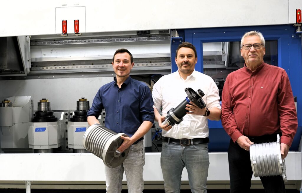 Brachten die neue Technologie gemeinsam zur Serienreife (v.l): Daniel Pilz (Project Leader NSH Technology) mit dem Musterbauteil von Mapal, Andr&eacute; Ranke (Gebietsverkaufsleiter Mapal) mit einem Feinbohrwerkzeug und Thomas L&ouml;tzsch, Sales Manager bei NSH Tech.