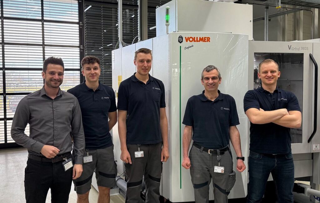 Yannick Geisinger, Sales Manager bei Vollmer (links), &uuml;berreichte im November 2024 die Schleifmaschine VGrind 360S an das Myonic Team (Mitte), das Martin Haug (r.) als Manager Mechanical & Tool-Service verantwortet. 