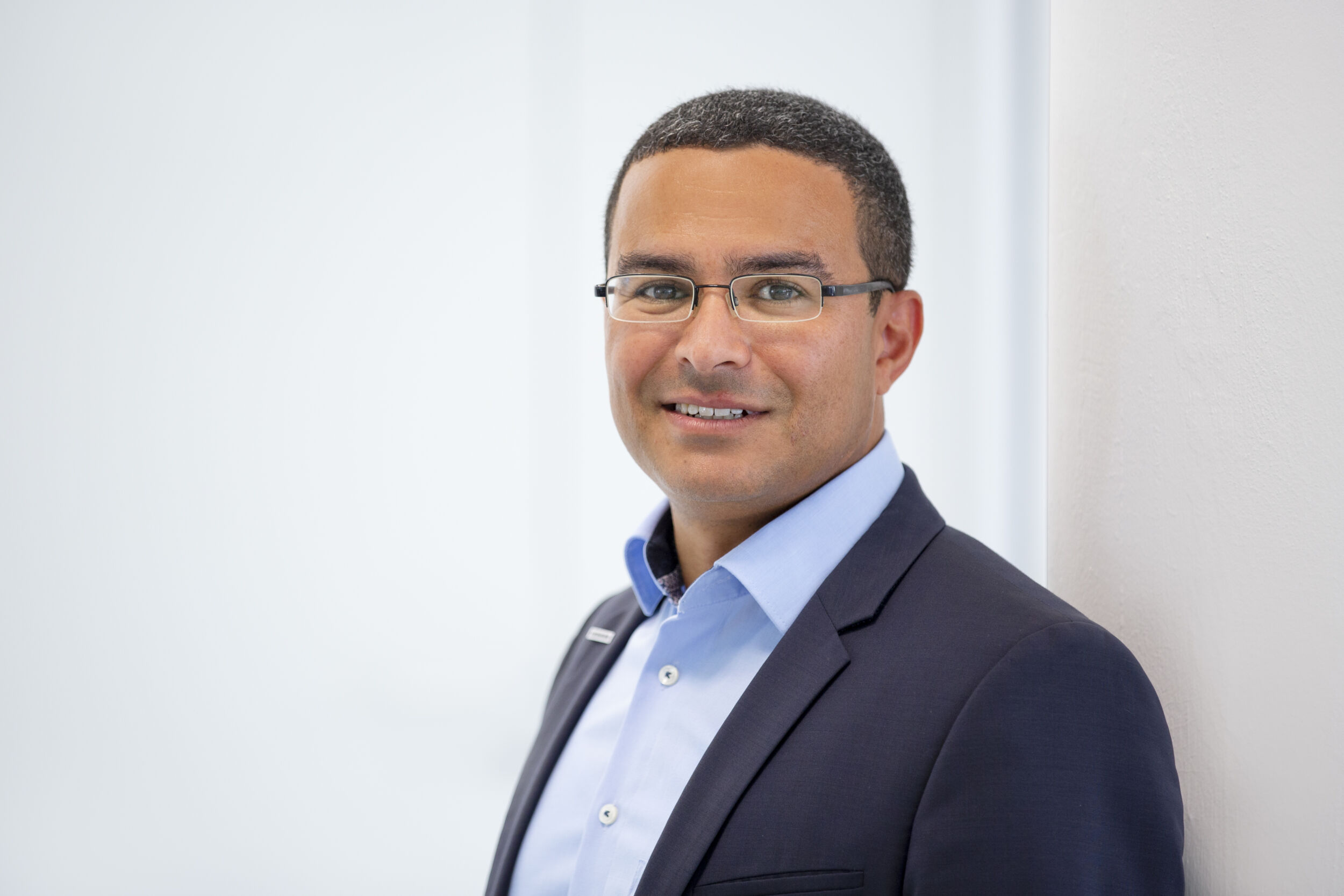 Dank der höheren Druckeigenspannungen verbessert das SkiveFinishing von Liebherr-Verzahntechnik die Tragfähigkeit der Zahnflanken. Auch Modifikationen wie Kopfrücknahmen, Profilballigkeit oder Flankenlinienmodifikationen lassen sich direkt ins Bauteil einbringen. Dipl.-Ing. Haider Arroum, Bereichs- und Standortleitung Werkzeuge, betont: "Das eröffnet Anwendern neue Optionen, Fertigungsprozesse optimal auf Bauteil und Wirtschaftlichkeit abzustimmen." (www.liebherr.com)