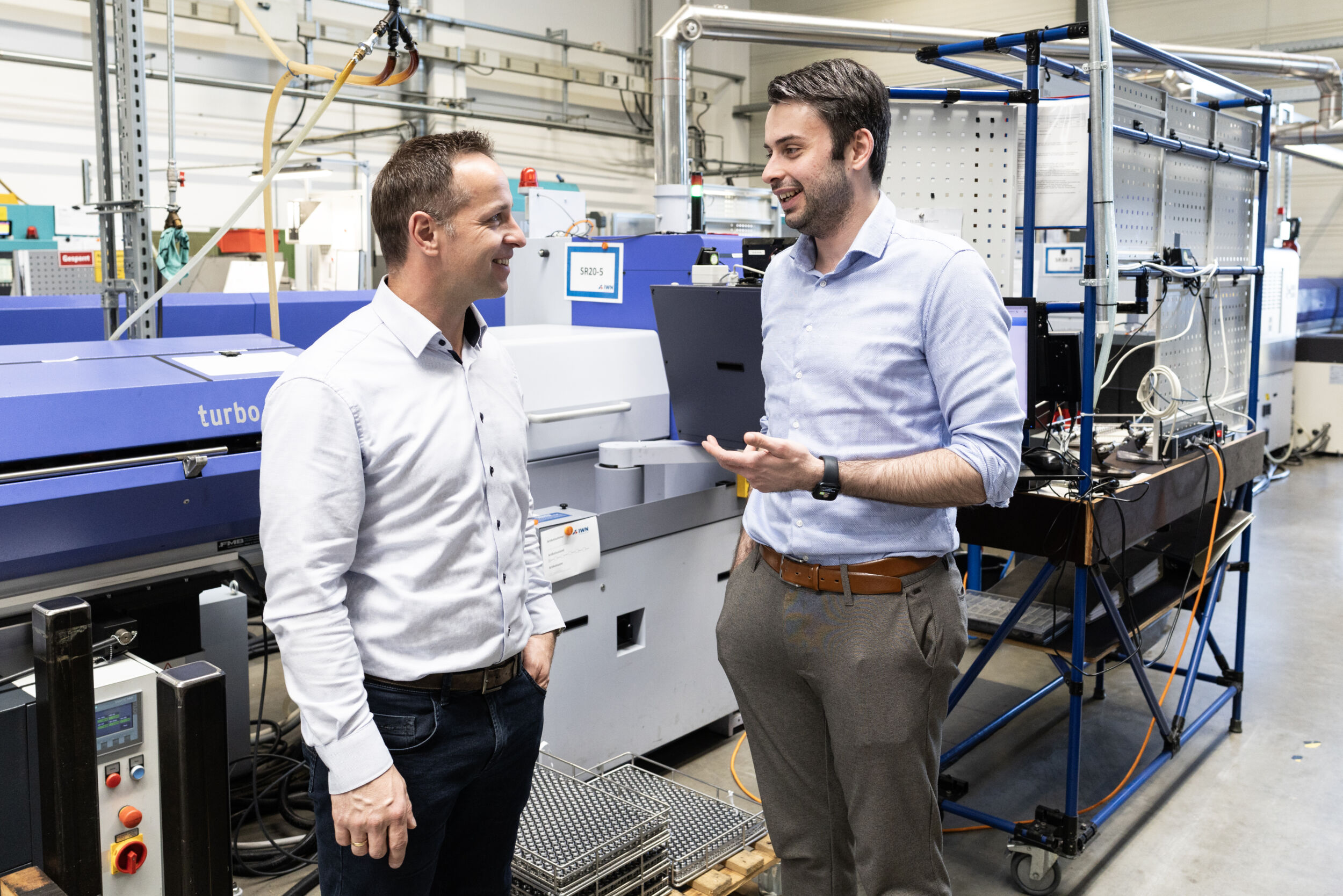 IWN-Produktionsleiter Bastian Schulte (rechts) optimierte zusammen mit Horn-Techniker Thomas Dück deutlich die Zerspanungsprozesse.