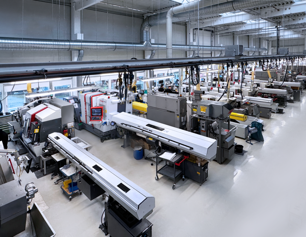 Der Maschinenpark f&uuml;rs Drehen besteht bei Haager fast ausschlie&szlig;lich aus Index-Maschinen - vorwiegend Traub TNL-Langdrehautomaten, die vielf&auml;ltige Fr&auml;sbearbeitungen &uuml;bernehmen. Wie alle Drehautomaten in der Haager-Produktion ist auch die Traub TNL32 compact mit einem Stangenlader und automatisierter Teileabf&uuml;hrung ausgestattet.