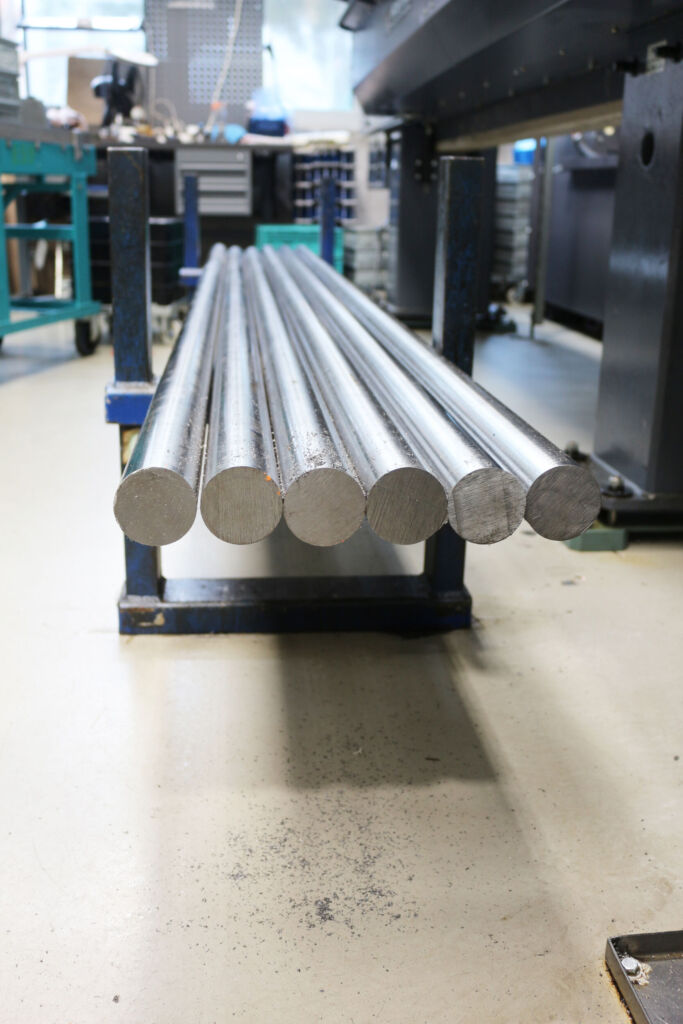 WST Pr&auml;zisionstechnik fertigt die Abtriebswellen von Drei-Meter-Stangen (Durchmesser: 60mm) aus Verg&uuml;tungsstahl C45E. 