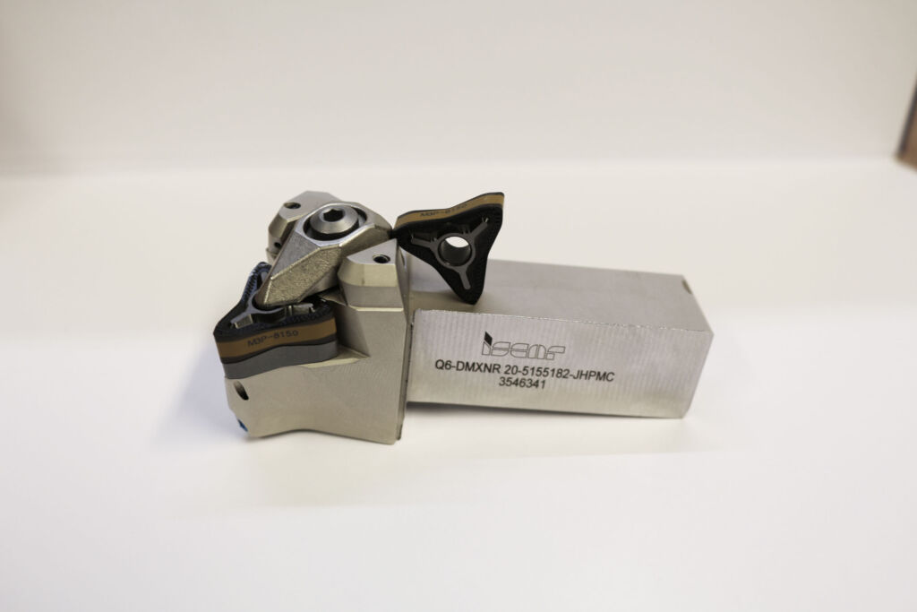 Das robuste Klemmsystem des Quickturn von Iscar erlaubt ein spielfreies Vorw&auml;rts- und R&uuml;ckw&auml;rtsdrehen mit hohem Vorschub. 