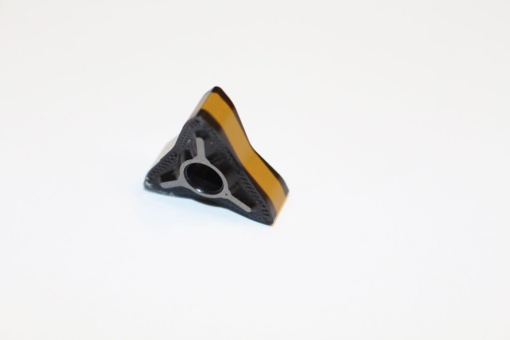 F&uuml;r den stabilen Sitz sind die sechsschneidigen Wendeschneidplatten (WSP) auf beiden Seiten mit v-f&ouml;rmigen Erhabenheiten ausgestattet. Bei WST befinden sich die Platten in der z&auml;hen TiCN/Al2O3 MT-CVD-beschichteten Schneidstoffsorte IC8250 zum Hochvorschubdrehen im Einsatz.