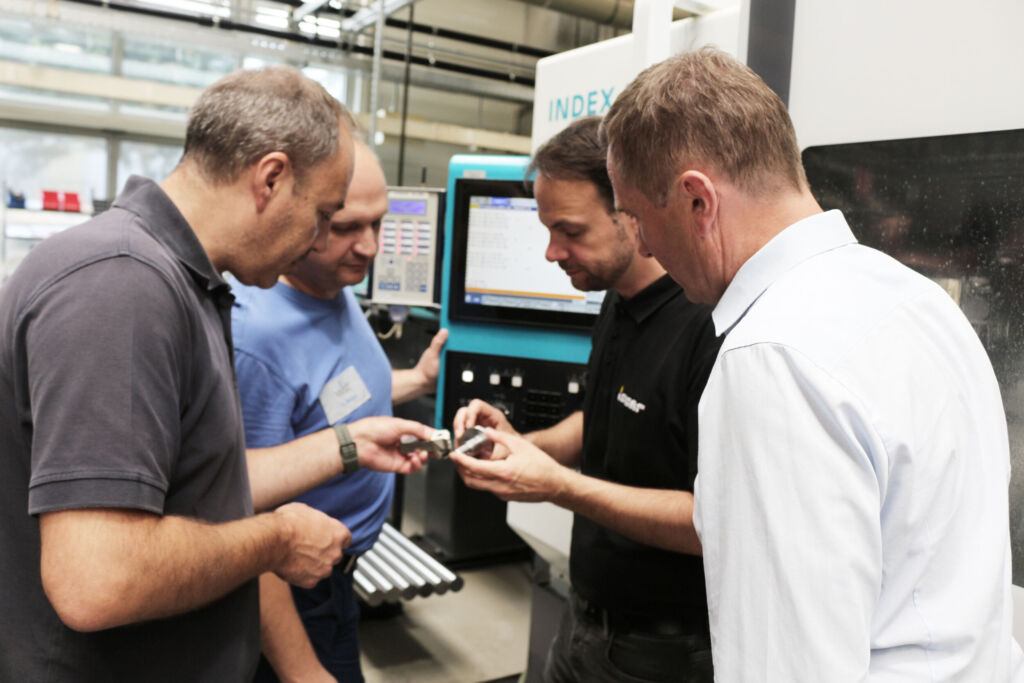 &Uuml;berzeugen sich davon, dass die Bearbeitung mit dem Quickturn und der neuen Strategie funktioniert (v.l.): Velibor Nisic vom R&uuml;stvorbereitungszentrum, Alexander Weber, Prozessoptimierer und Programmierer (beide WST) mit Anwendungstechniker Danny Schr&ouml;del sowie Thomas Nopper, Beratung und Verkauf, beide Iscar.