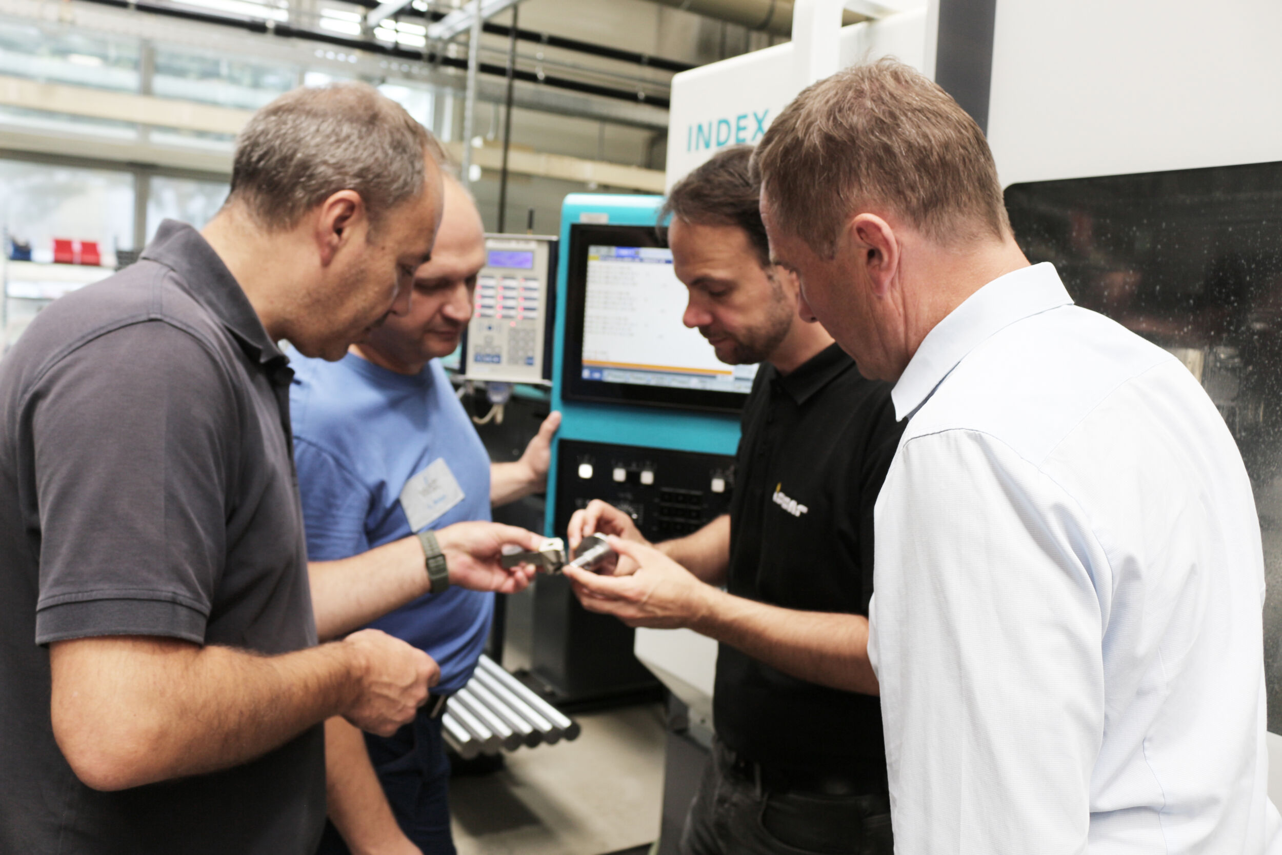 Überzeugen sich davon, dass die Bearbeitung mit dem Quickturn und der neuen Strategie funktioniert (v.l.): Velibor Nisic vom Rüstvorbereitungszentrum, Alexander Weber, Prozessoptimierer und Programmierer (beide WST) mit Anwendungstechniker Danny Schrödel sowie Thomas Nopper, Beratung und Verkauf, beide Iscar.