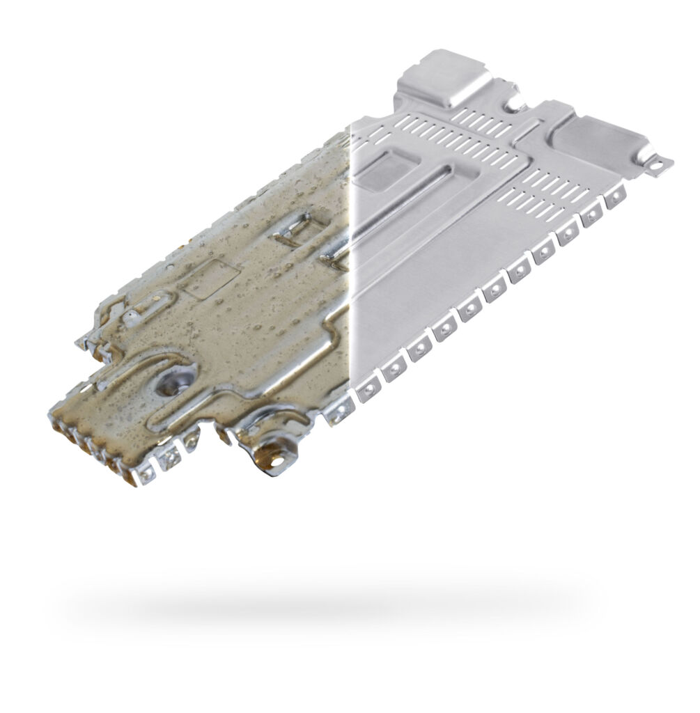 Rund 300.000 Stanz-, Tiefzieh- und Stanzbiegeteile verlassen täglich die Produktion bei Vogt Stanzteile: hier ein typisches Bauteil vor und nach dem Reinigungsprozess.