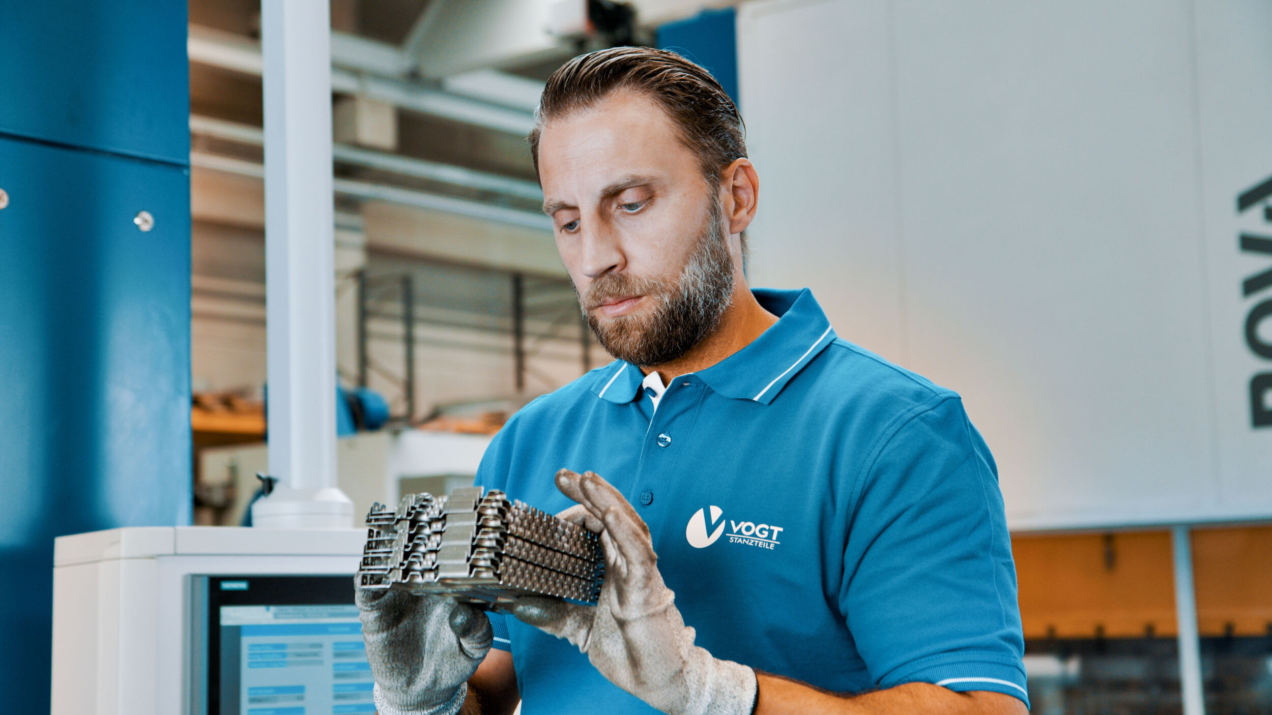 Qualitätskontrolle: Die Anforderungen an die Bauteilsauberkeit sind nach VDA Band 19.1. hoch. Nach der Reinigung müssen die filmisch-partikulären Bearbeitungsrückstände des Stanzvorgangs vollständig entfernt und die Oberflächen absolut trocken sein.