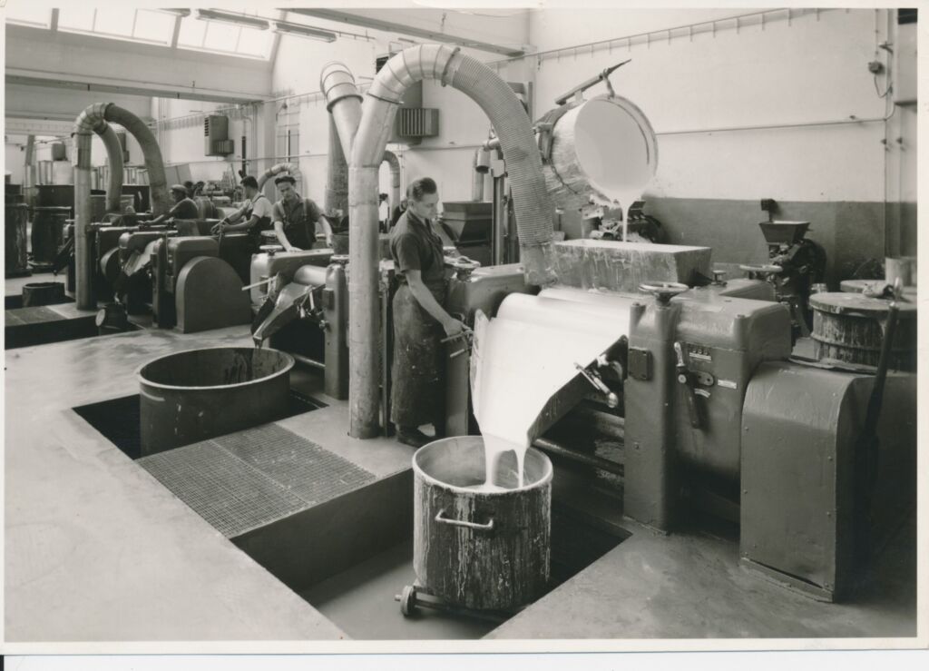 Seit 1926 steht FreiLacke f&uuml;r innovative Farben und Lacke. Der Betrieb mit Sitz in D&ouml;ggingen (Schwarzwald) entwickelt ma&szlig;geschneiderte L&ouml;sungen f&uuml;r Kunden aus den Bereichen R&auml;der, Fahrzeugbau, Maschinen- und Apparatebau, Lohnbeschichtung, Schienenfahrzeuge, Windkraft, Funktionsm&ouml;bel, Lagertechnik sowie Bau und Sanit&auml;r.