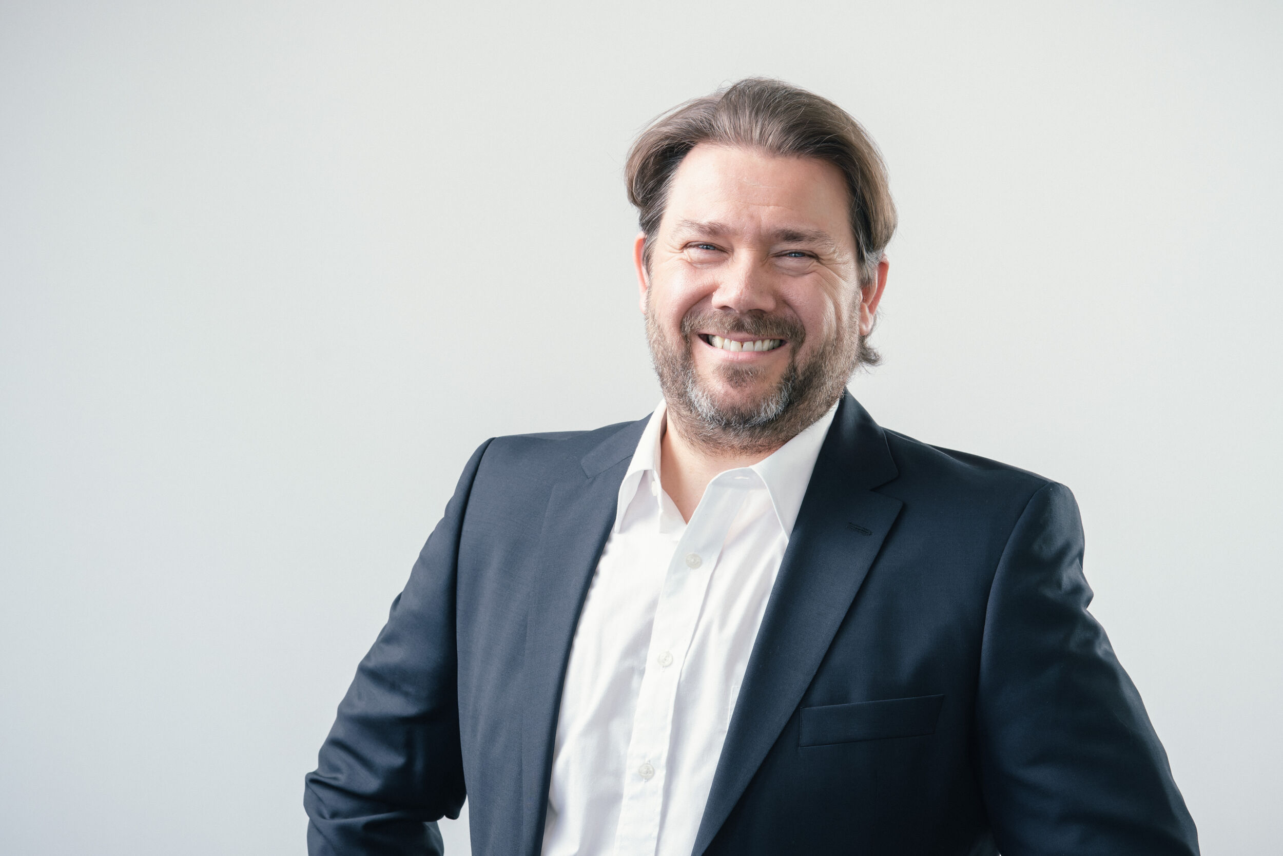 Geschäftsführer Christian Biebl betont: „Made in Germany ist kein Selbstzweck und kein Mythos, sondern ein konkretes Leistungsversprechen, das gerade im industriellen Mittelstand durch täglich gelebte Praxis, technologische Kompetenz und standortgebundene Verantwortung erfüllt wird. In einer zunehmend unübersichtlichen Weltwirtschaft bietet ‚Made in Germany‘ Orientierung für Kunden, Partner und den Industriestandort Deutschland insgesamt.“