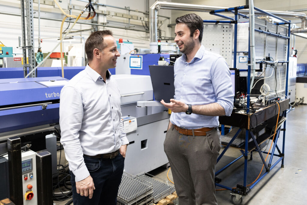 IWN-Produktionsleiter Bastian Schulte (rechts) optimierte zusammen mit Horn-Techniker Thomas D&uuml;ck deutlich die Zerspanungsprozesse. 