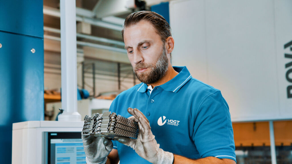 Qualitätskontrolle: Die Anforderungen an die Bauteilsauberkeit sind nach VDA Band 19.1.
hoch. Nach der Reinigung müssen die filmisch-partikulären Bearbeitungsrückstände des Stanzvorgangs vollständig entfernt und die Oberflächen absolut trocken sein.