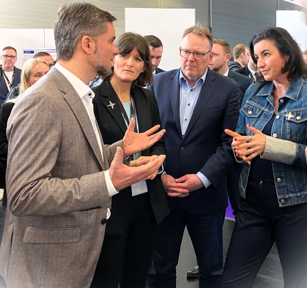 Austausch mit der Politik: Dorothee Bär, Bundesministerin für Forschung, Technologie und Raumfahrt, im Gespräch mit Timo Gessmann, CTO von Schunk