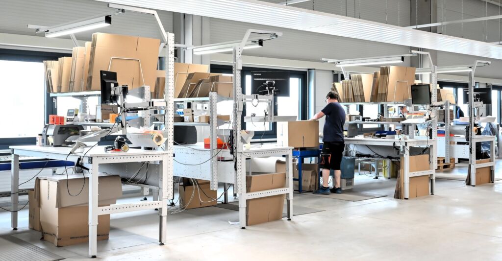 Der baden-w&uuml;rttembergische Arbeitplatzspezialist integrierte 17 Tischgestelle aus der Serie Multiplan Ergo K beim Global Player. 