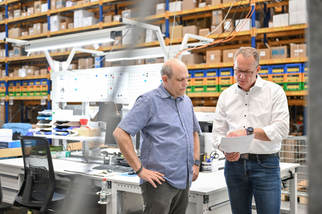 L&ouml;sungsorientierte Vorschl&auml;ge, das gute Miteinander sowie zuverl&auml;ssige schnelle R&uuml;ckmeldungen: Michael Dernbach (l.), Leiter Warenwirtschaft und Logistik bei Dahlhausen, lobt die Zusammenarbeit - hier im Gespr&auml;ch mit Andreas Temme, Gebietsverkaufsleiter Region West bei Krieg. 