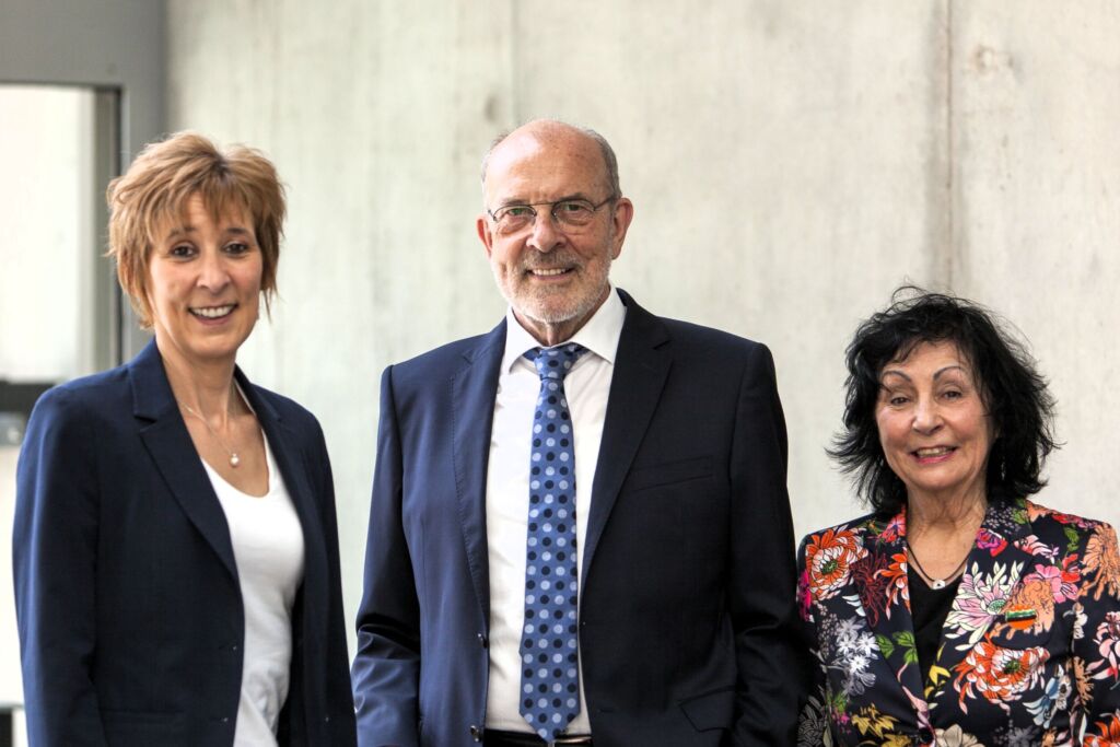 Viele Mitarbeitende begleiten &uuml;ber Jahre und Jahrzehnte die Eigent&uuml;merfamilie in der zweiten und dritten Generation - (v.l.) Sylvia, Gerhard und Hildegard Rall - und arbeiten Tag f&uuml;r Tag mit Leidenschaft daran, aus Technik einen echten Vorteil f&uuml;r die Kunden zu machen.