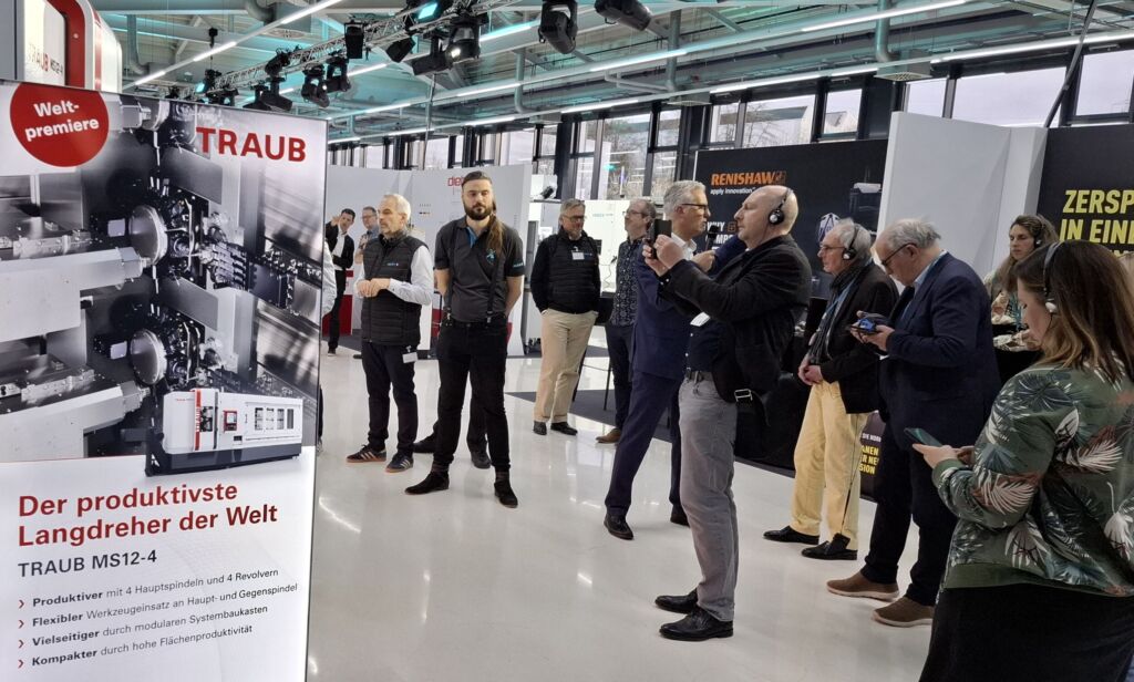 Die Traub MS12-4 bietet mit weniger Maschinenkomponenten als bei vier Einspindlern dennoch vierfache Produktivität bei deutlich geringerer Aufstellfläche. Die Steuerung und sämtliche Peripheriekomponenten wie Stangenlader, Späneförderer, Kühlschmierstoffr