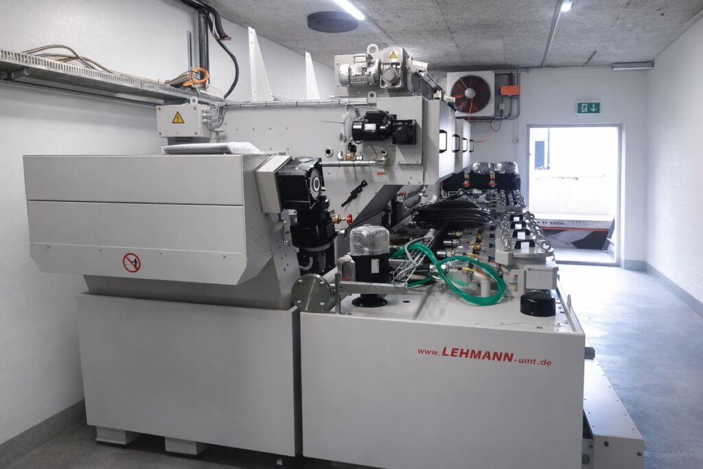 Die Filtrationsanlage versorgt energiesparend und servicearm bis zu zw&ouml;lf Schleifmaschinen.