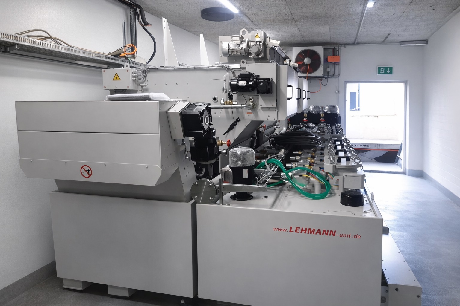 Die Filtrationsanlage versorgt energiesparend und servicearm bis zu zwölf Schleifmaschinen.