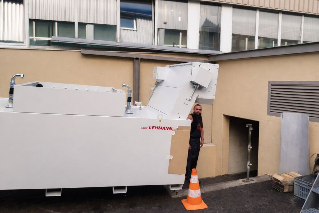 Ausgezeichnet gemessen: Die vormontierte Filteranlage auf dem Weg zum Ziel &ndash; und diese passt tats&auml;chlich in die gezeigte &Ouml;ffnung rechts unten. 