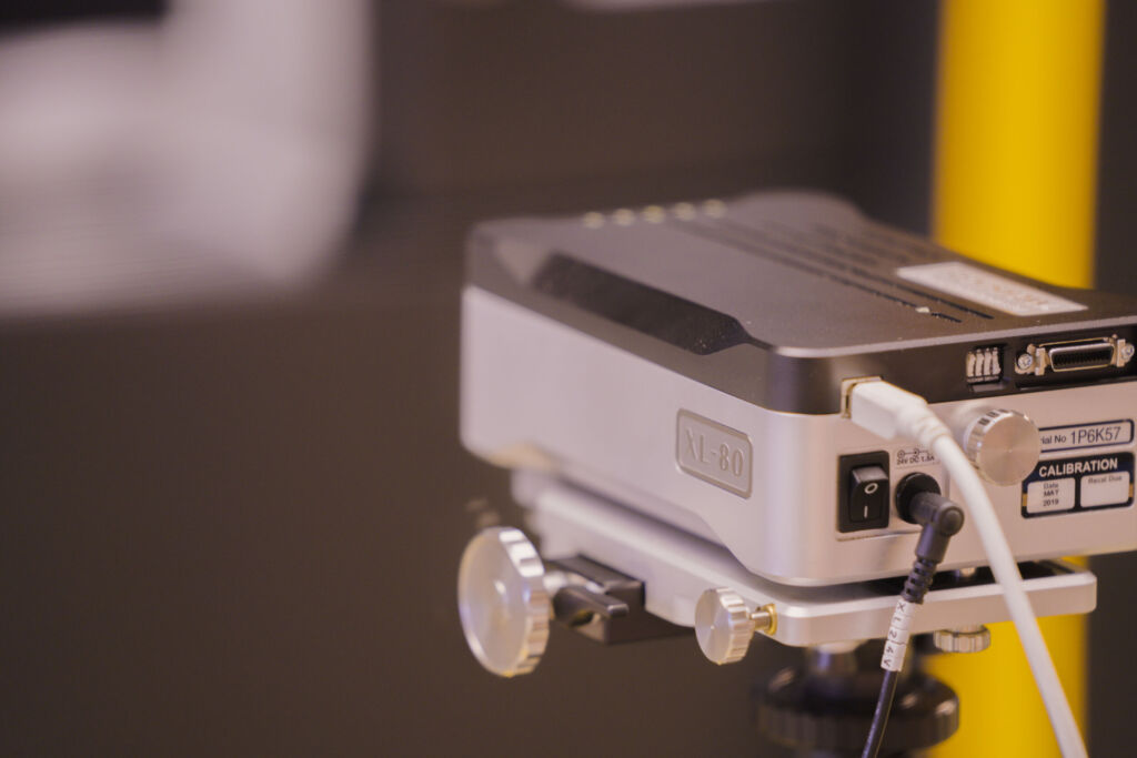 Das Laserinterferometer XL-80 dient als Kalibrierungssystem zur Messung und Verbesserung der Genauigkeit von Bewegungssystemen wie Werkzeugmaschinen und Koordinatenmessger&auml;ten.