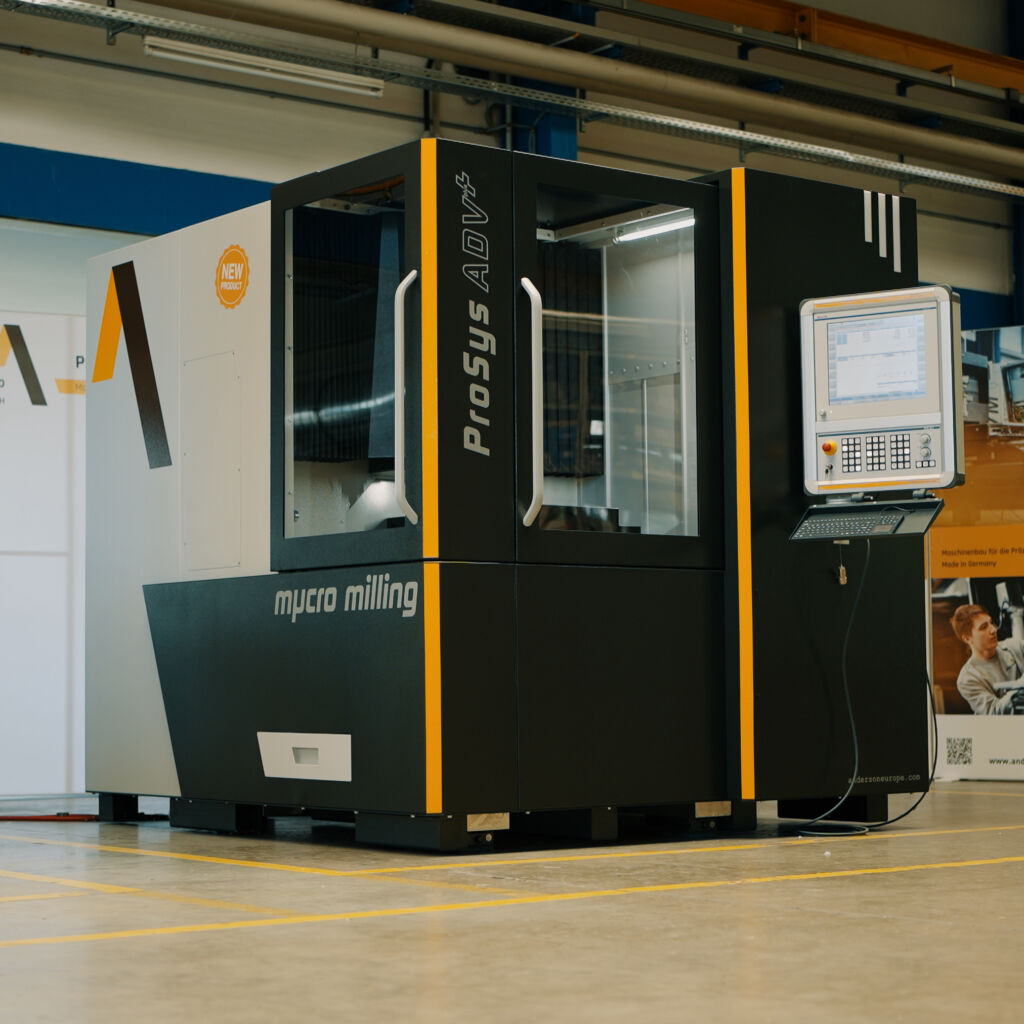 Die Multi-Achs-Fr&auml;smaschine ProSys ADV+ zur Mikrozerspanung passt sich beim Bearbeitungsprozess an unterschiedliche Werkst&uuml;ckeigenschaften an und erf&uuml;llt damit die steigenden Anforderungen an Pr&auml;zision und Flexibilit&auml;t.